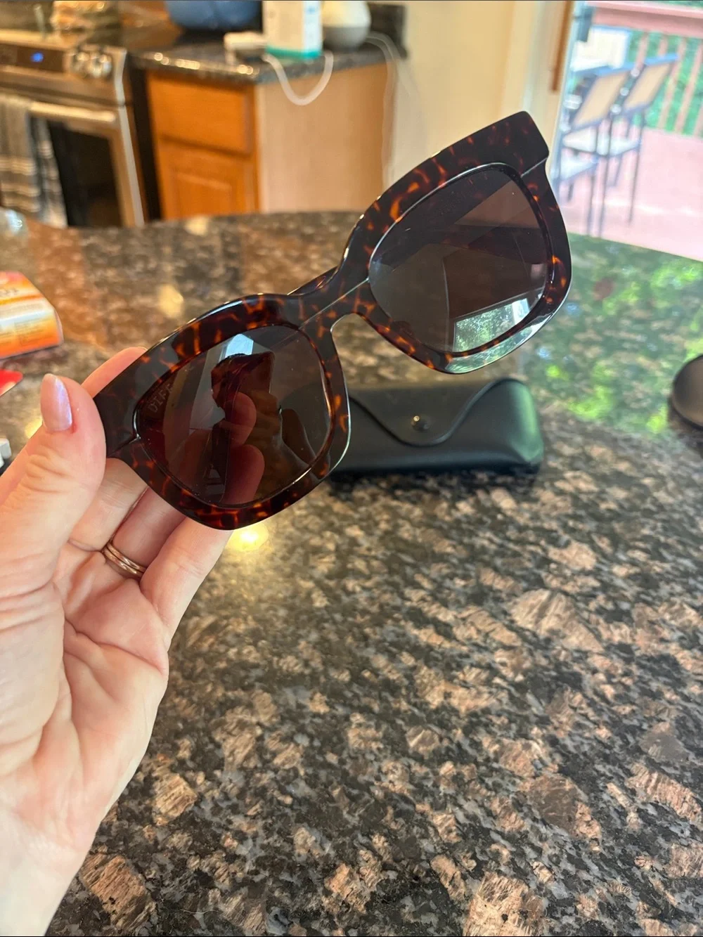 Diff Eyewear. CARSON - LEOPARD TORTOISE + BROWN GRADIENT SUNGLASSES.